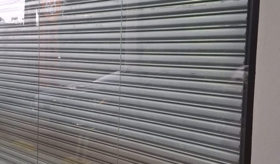 Manutenção em motor e engrenagens de porta de enrolar