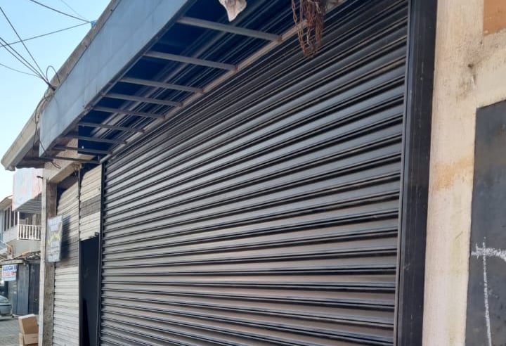 Cortina de aço de enrolar instalada em comércio